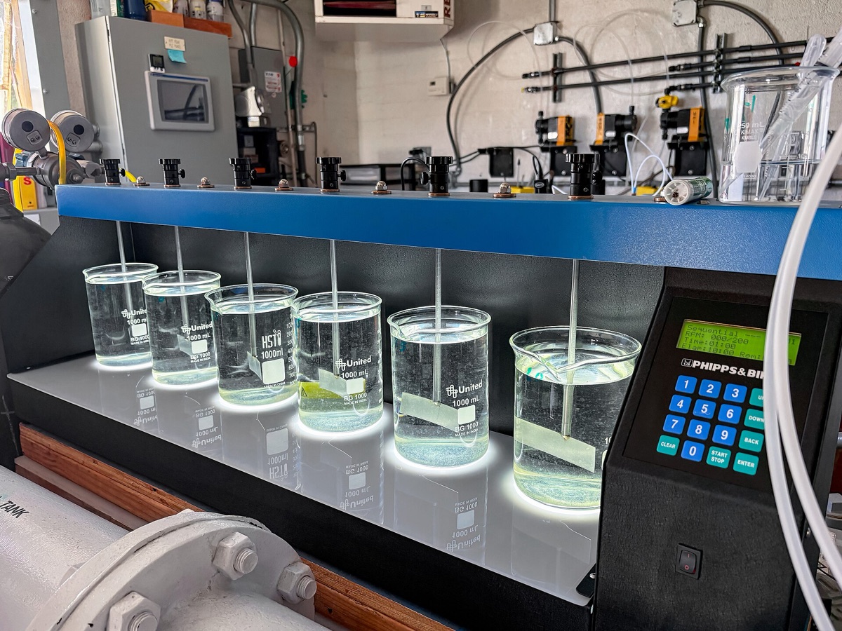 Jar-test stirrer with six beakers of water samples